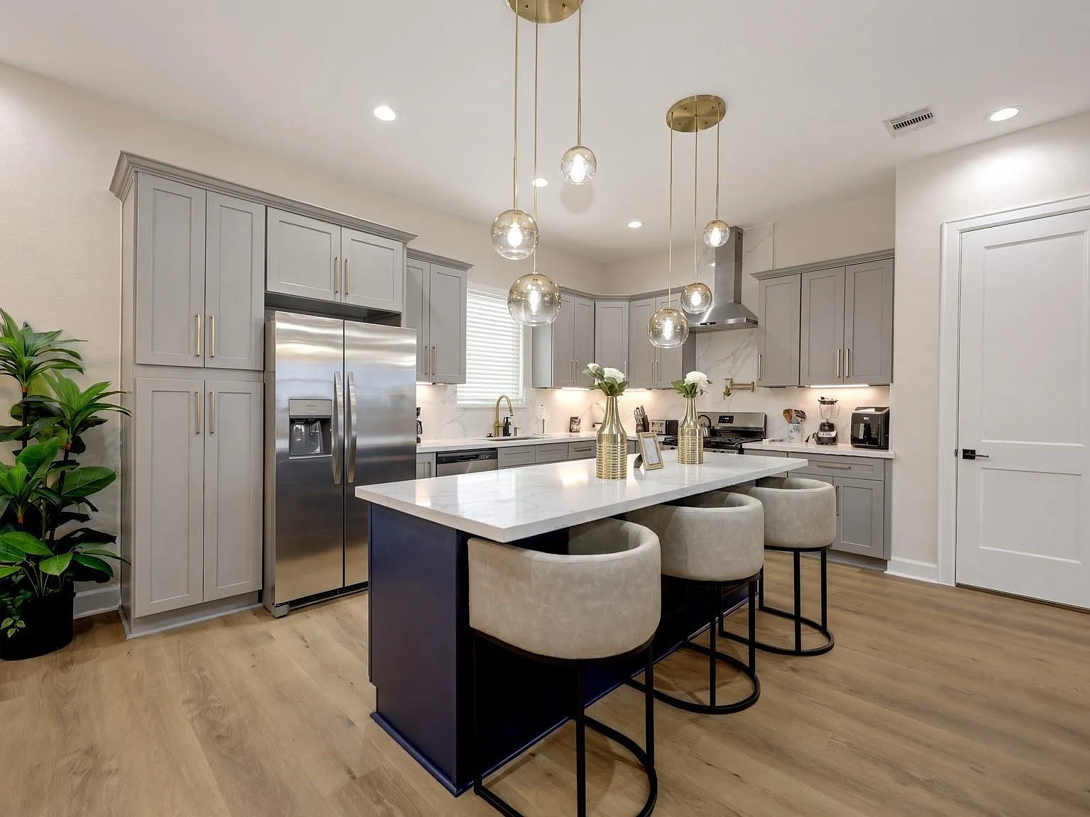 3 bed, 3.5 bath, 2264 sqft, $6,500 — Photo 3