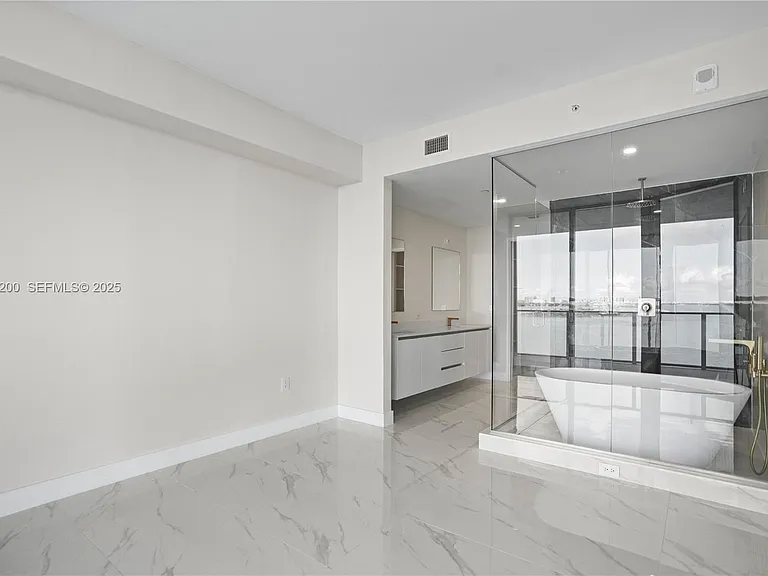 700 NE 24th St #602 — Photo 27