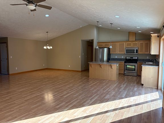 4th image of 311 SW Juniper Ave