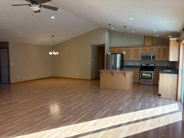 SW Juniper Ave — Photo 4