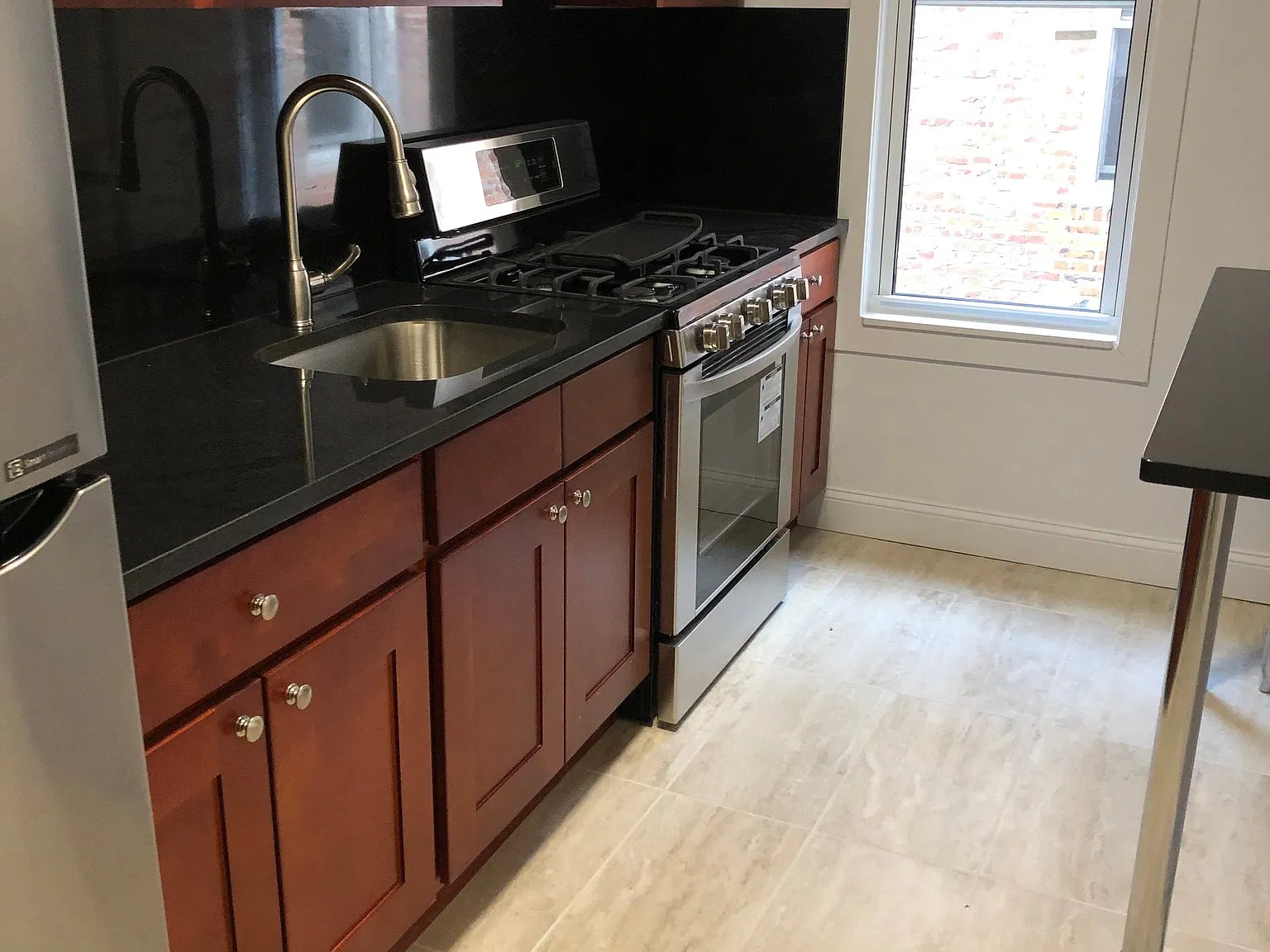 Flushing 1 BD 1 BR Newly Renovated Apt Near 7 Train — Photo 4