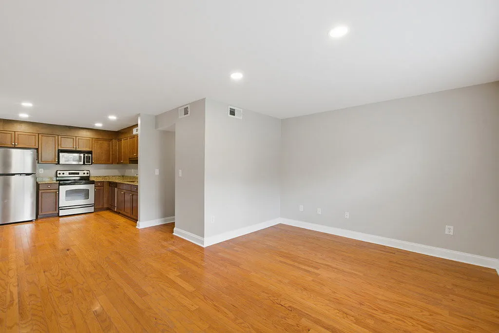 2 bed, 1.0 bath, 960 sqft, $2,195 — Photo 2