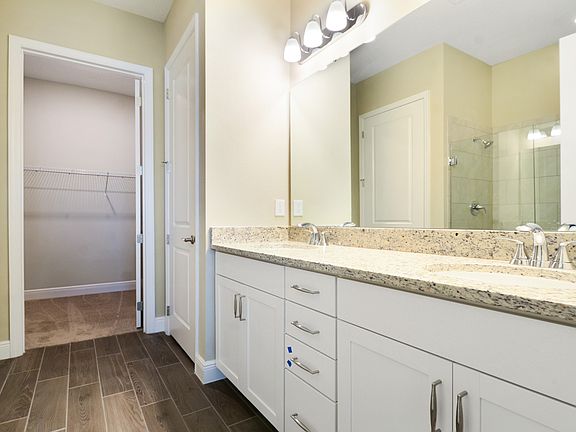 Dual sinks in owner s bath