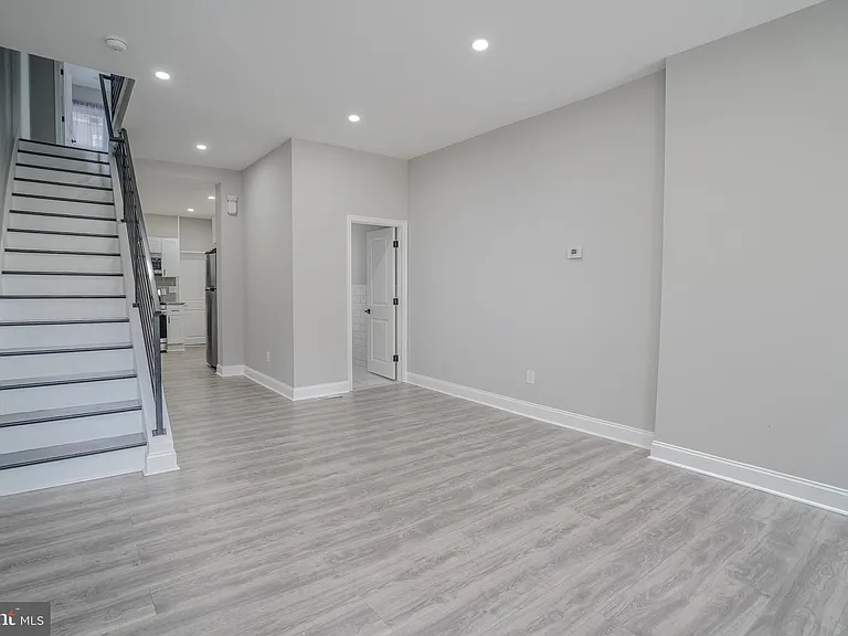 1535 W Seltzer St — Photo 6