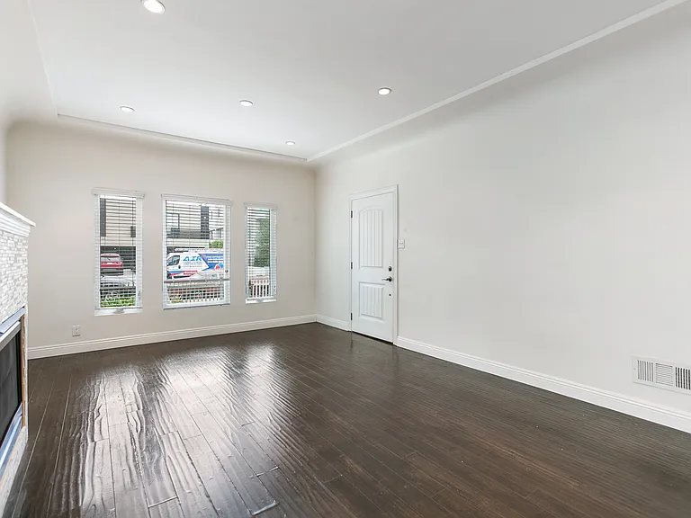 941 N Croft Ave #941 — Photo 2