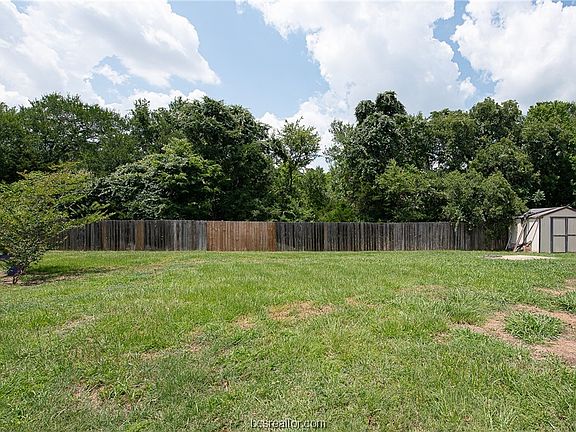 4th image of 3700 Bridle Trails Ct