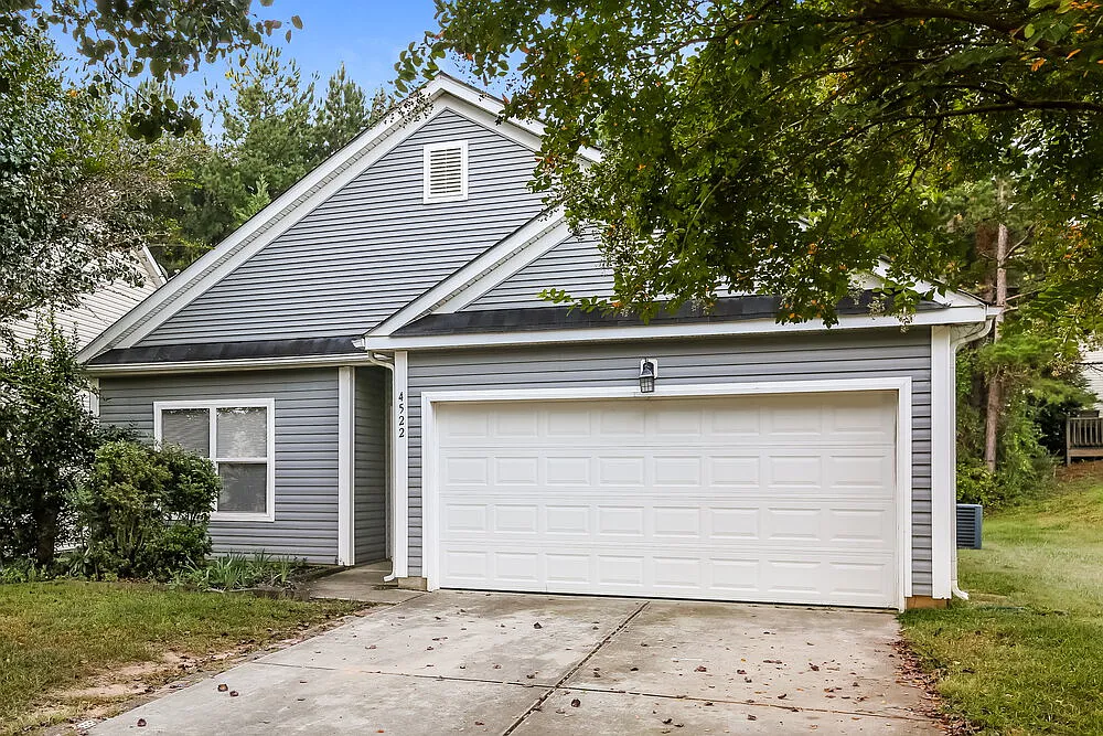 3 bed, 2.0 bath, 1552 sqft, $1,945 — Photo 3