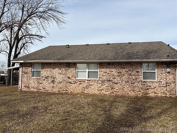 4th image of 1001 E Pecan St