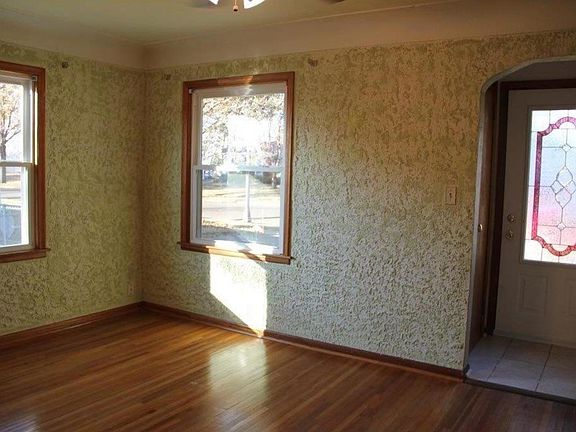 5th image of 2046 Magnolia Ave E