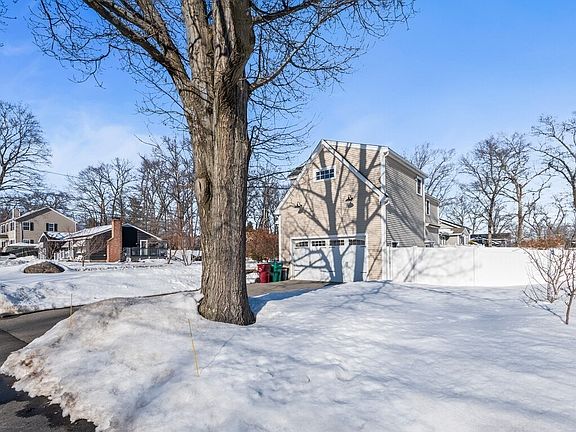 5th image of 81 Longmeadow Dr