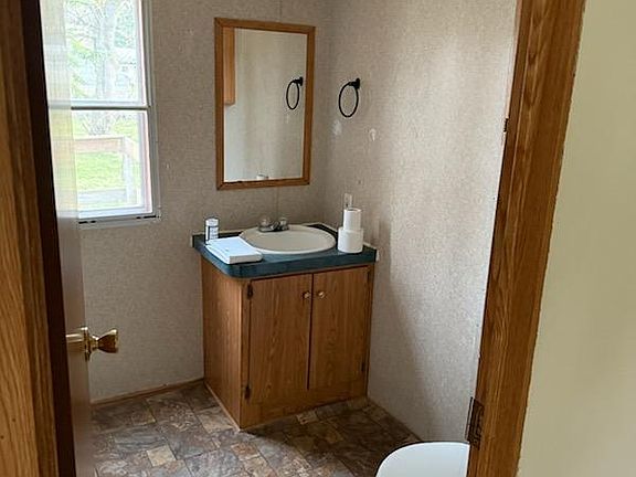 4th image of 121 Creekside Ln