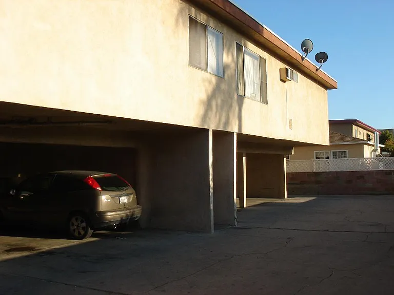6535 Fulton Ave — Photo 9