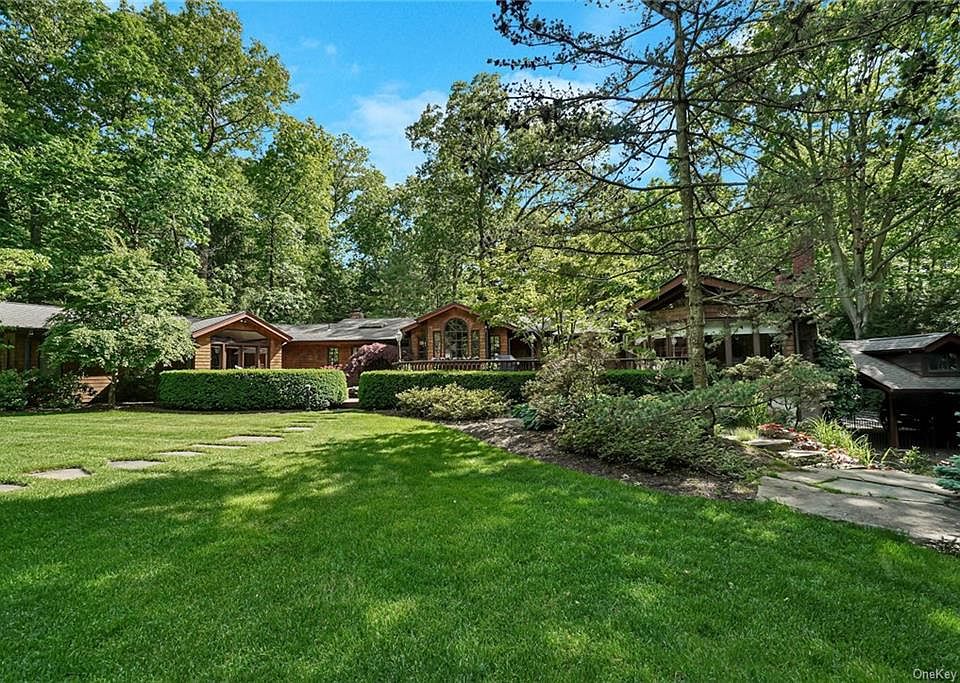 1st image of 10 Charnwood Dr