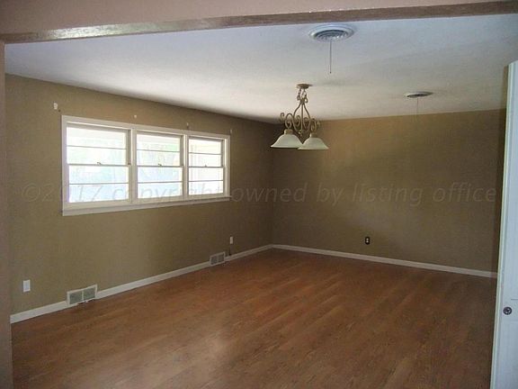 3rd image of 1828 Evergreen St