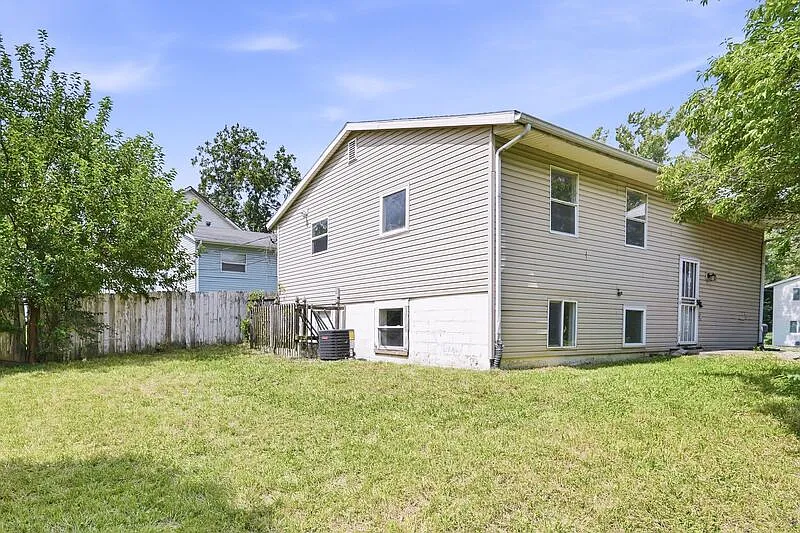 5 bed, 2.0 bath, $2,000 — Photo 2