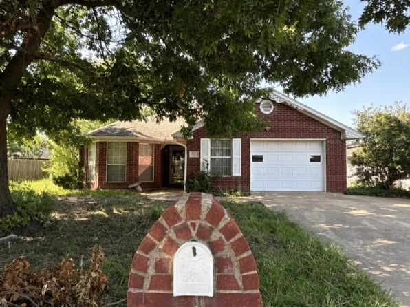 502 E College St, Leonard, TX 75452