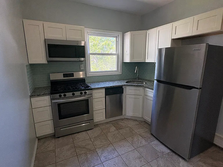208 Howe Ave #2R — Photo 1
