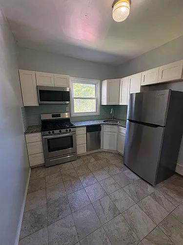 208 Howe Ave #2R Photo 1