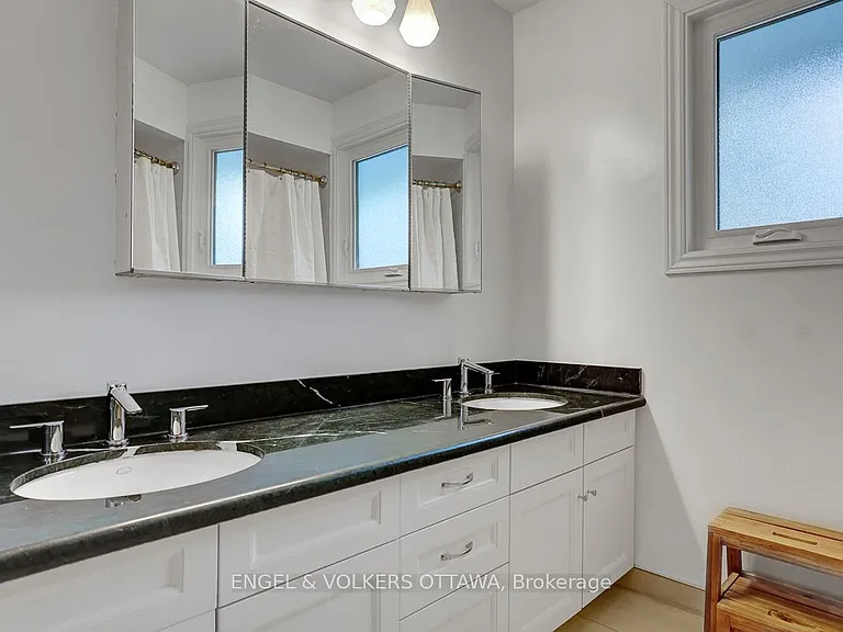 516 Buchanan Cres — Photo 30