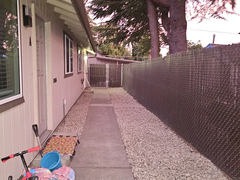 449 SW I St #B — Photo 9