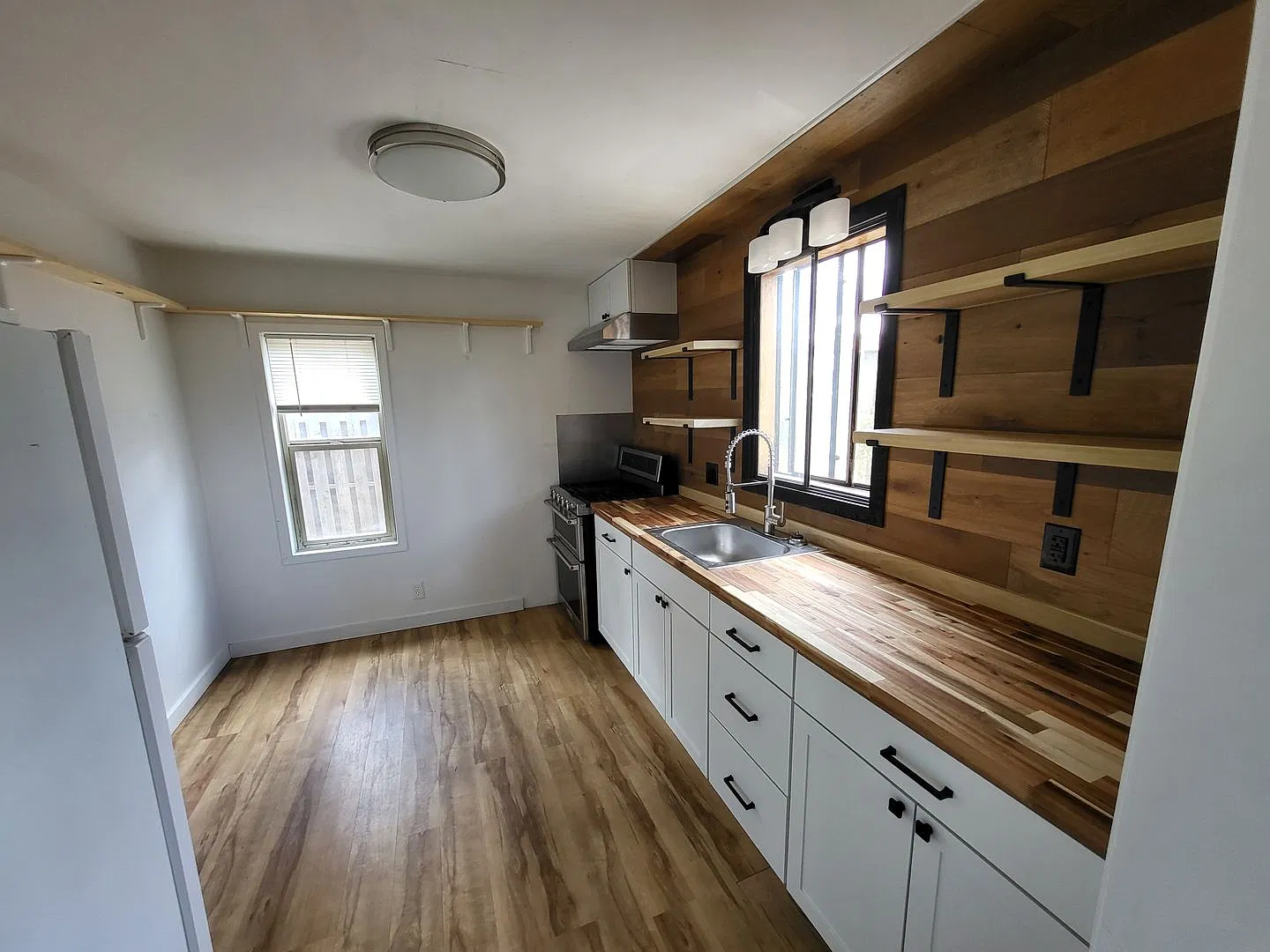 1390 NW Cumberland Ave — Photo 2