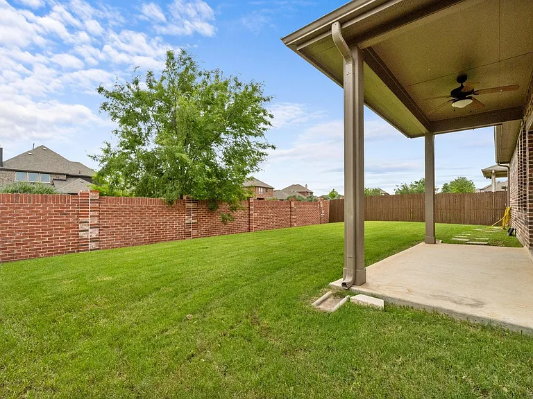 1705 Medina Ln — Photo 24