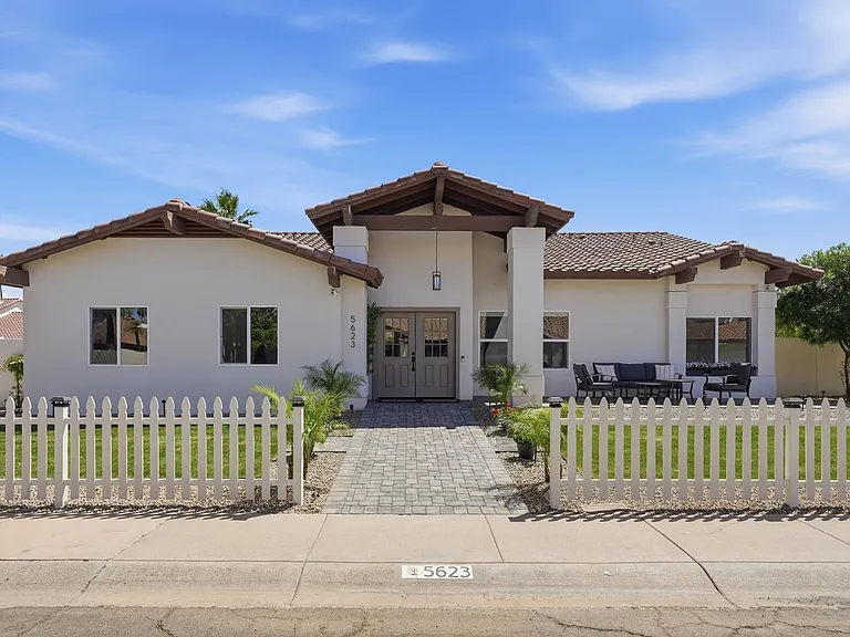 5623 E Claire Dr — Photo 1