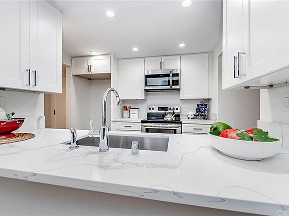 5th image of 600 W 9th St APT 215