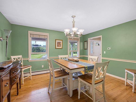 5th image of 10 Willowdale Ct
