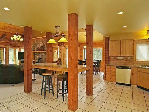 Kitchen and Breakfast Bar