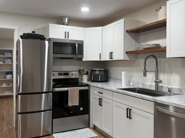 1335 Wintergreen St, Anchorage, AK 99508