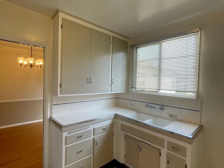3200 Rowena Ave — Photo 11