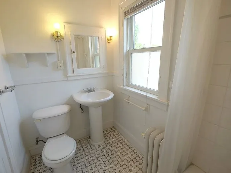 Transform your living experience at Central Lakes of Uptown with our stylish bathroom features. Enjoy natural light and modern amenities designed for comfort. Schedule your tour today and envision your new lifestyle!