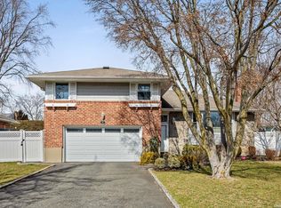 9 Andover Dr, Syosset, NY 11791