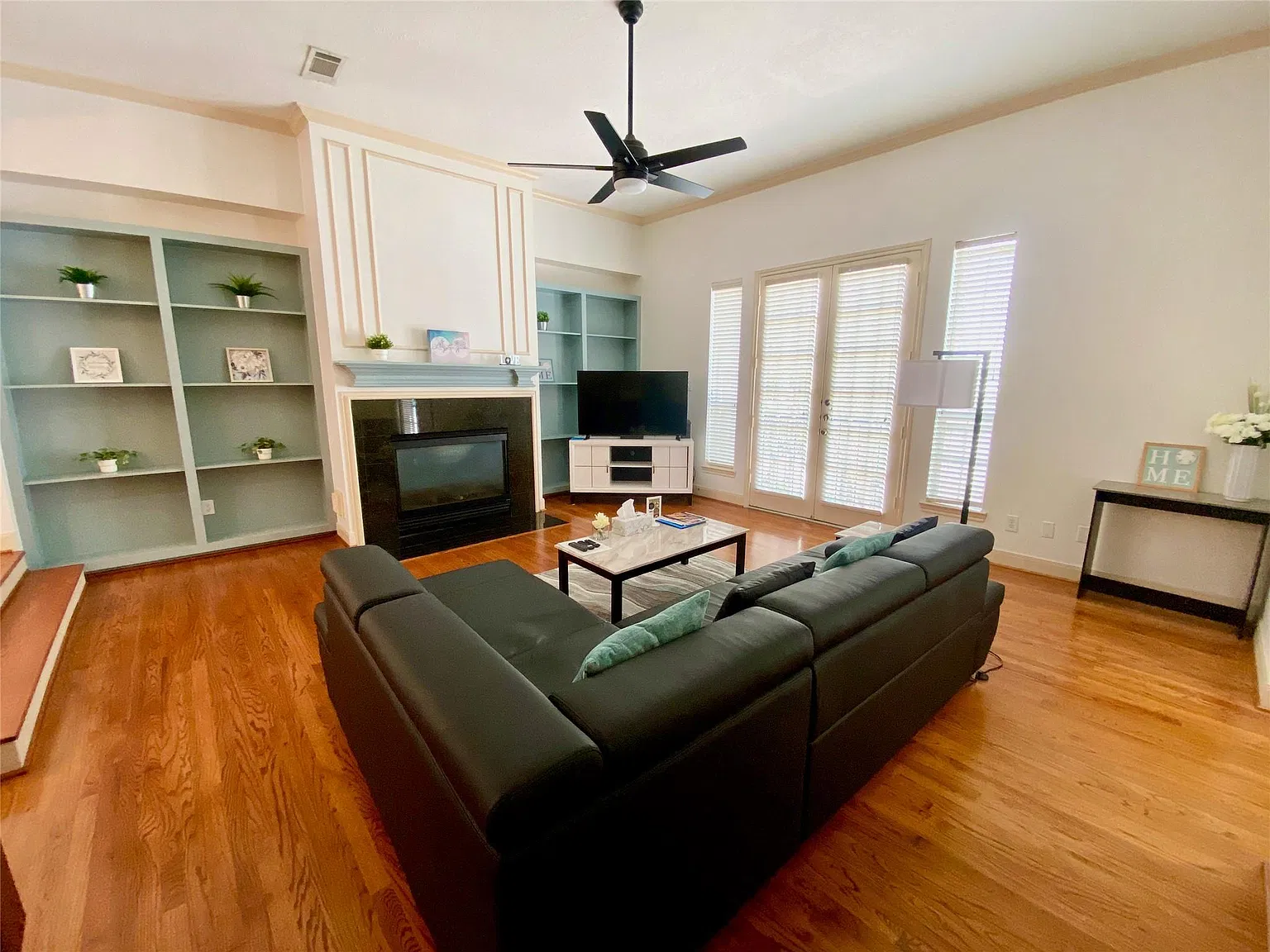 3 bed, 2.5 bath, 2048 sqft, $3,000 — Photo 2