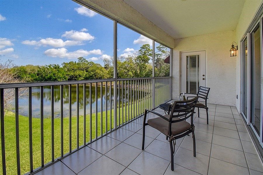Large screen in patio 