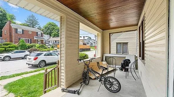 1228 Irwin St — Photo 3