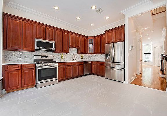 3rd image of 21 W 127th St #1