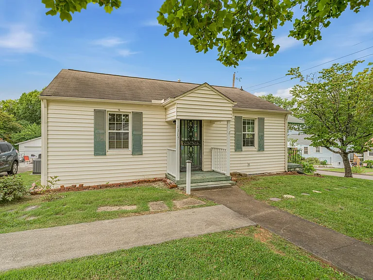 1315 E Red Bud Rd — Photo 4
