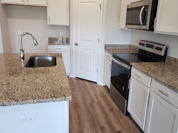 5th image of 120 Avery Woods Dr