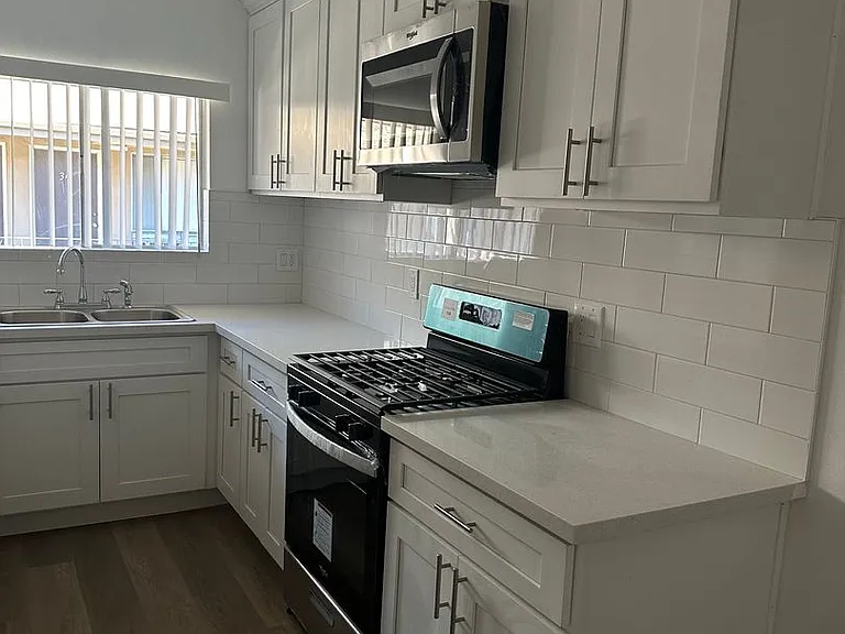 Sepulveda Apartments — Photo 16