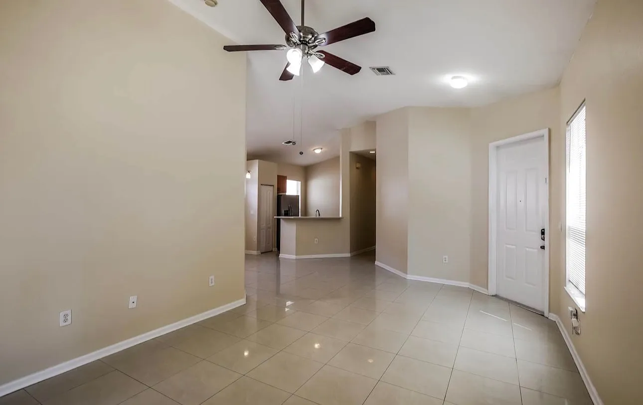 3 bed, 1643 sqft, $2,295 — Photo 4