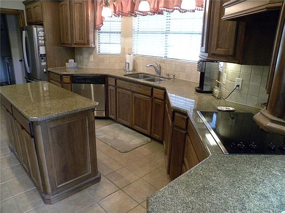 3rd image of 100 Bent Oak Dr