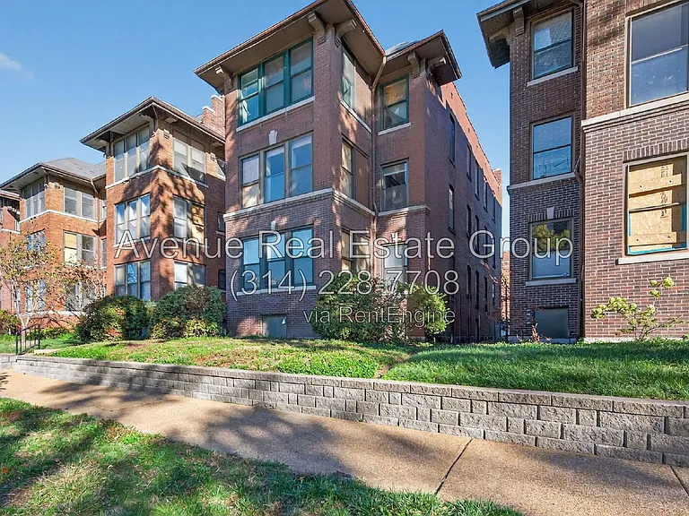 5559 Pershing Ave #1F — Photo 3