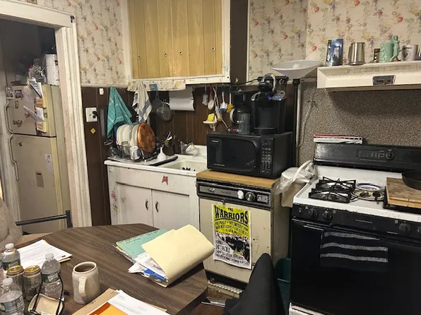 25 Van Dam Street image 7 of 22