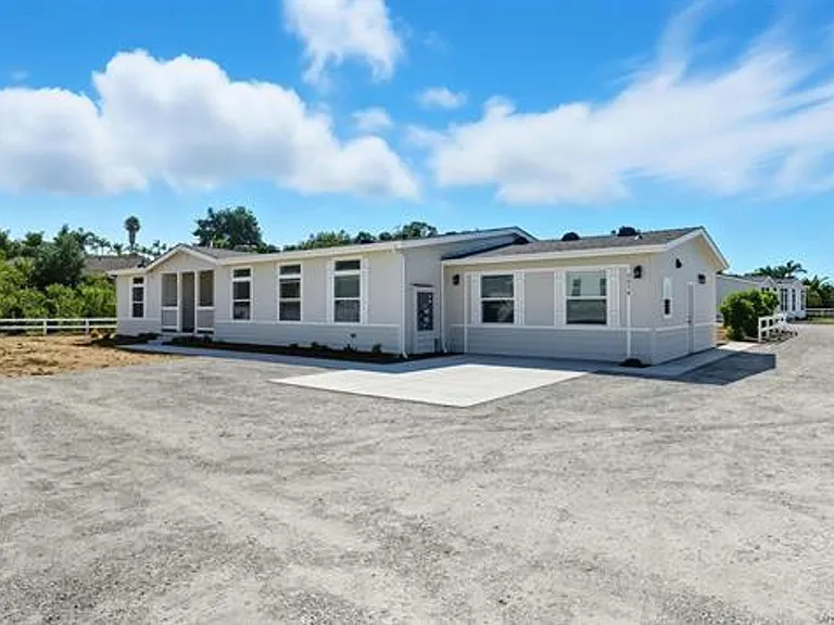 2080 Curtis Dr — Photo 1