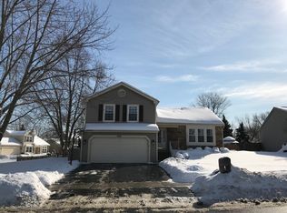1060 Bristol Trail Rd, Lake Zurich, IL 60047