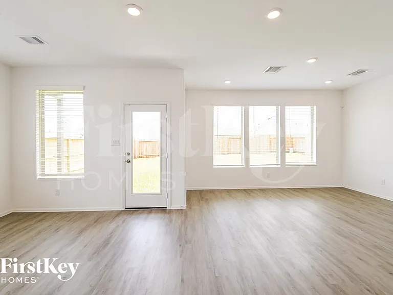 707 Willow Harbor Ln — Photo 2