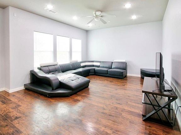 4th image of 3510 Oleander Ave