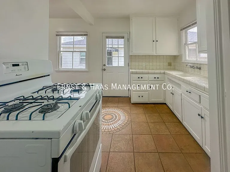 1618 E 63rd St — Photo 8